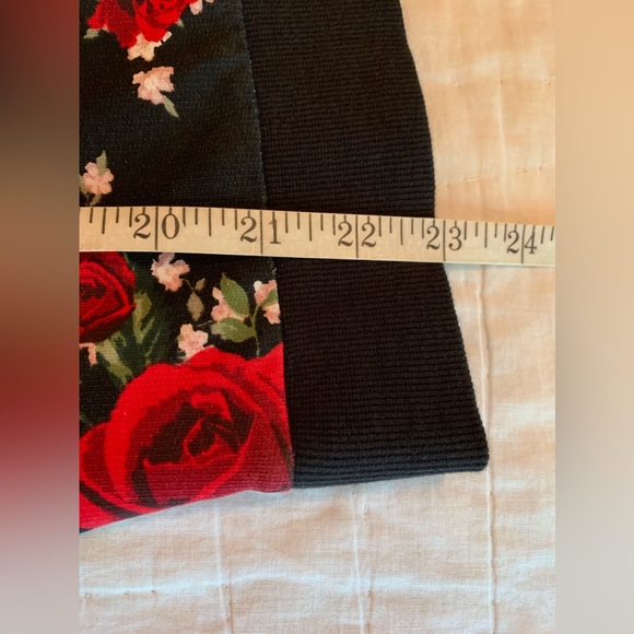 Divided by H&M rose pattern black sweatshirt size Small 100% lightweight cotton - Picture 8 of 10